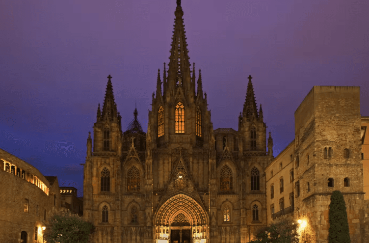 밤에 불 밝힌 바르셀로나 대성당